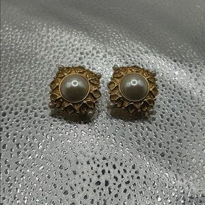 Gold tone floral clip earrings large faux pearl center small accent pearls
